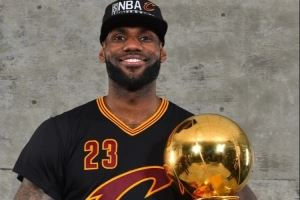 记者：詹姆斯的雕像应建在克利夫兰 湖人和热火只需退役他的球衣