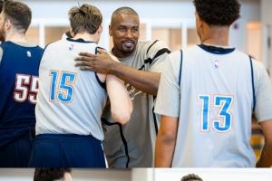 明天将见证老东家升起冠军旗帜！伊巴卡今天现身雷霆训练营