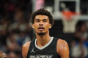 征服客场!名记:文班亚马罚球时 独行侠主场球迷对其喊MVP
