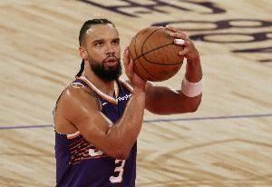 主要进攻点！狄龙上半场10投4中 命中3记三分砍下11分3篮板