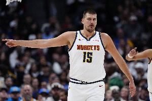 张佳玮：其他人习惯助攻逮着一个喂 约基奇主打雨露均沾&非常海王