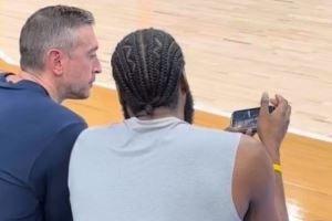  全靠你了登哥！哈登赛前和助教在一起认真研究比赛录像