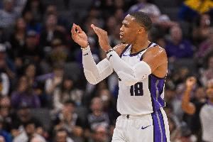  哪里需要哪里搬！拉文缺阵 威少今天首发打得分后卫搭档施罗德