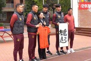  中国之队公益进校园，黄博文、于大宝、张瑷晖与学生们同场竞技