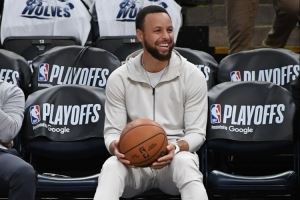  喜欢甜妹？库里谈今晚是谁：海莉·威廉姆斯 帕拉摩尔乐队主唱