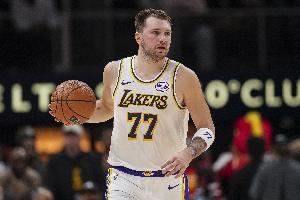  手感柔和！东契奇单打库兹马罚球线附近抛投2+1