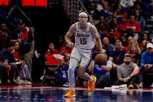  够强硬！里夫斯突破迎着特纳补防滞空上篮2+1