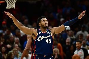  末节14分定胜局！米切尔21中10砍全场最高30分外加5板5助