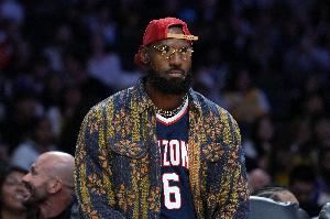  湖人本季前14战10胜4负&詹姆斯缺阵 上赛季同期也10-4&老詹均出战