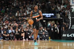  逮着你就各种打！国王防守千疮百孔 无文班马刺首节三分17中8