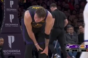  东契奇左小腿不舒服啊！可能被撞到了！